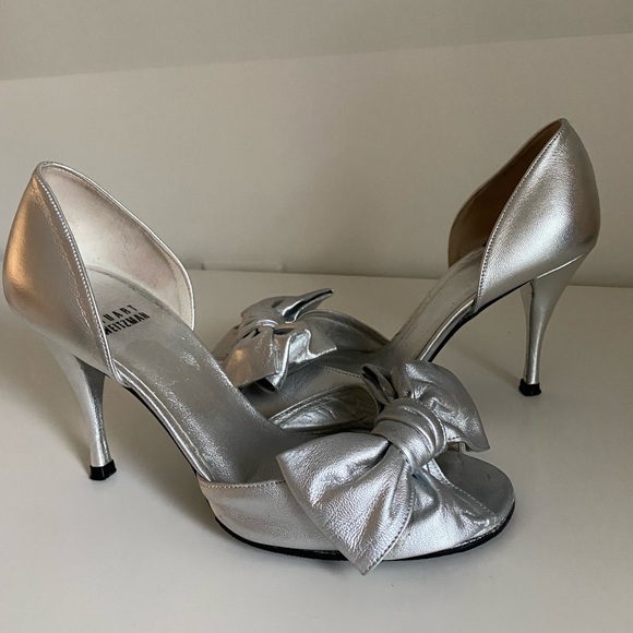 Stuart Weitzman silver open toe heels with bow - Picture 6 of 6